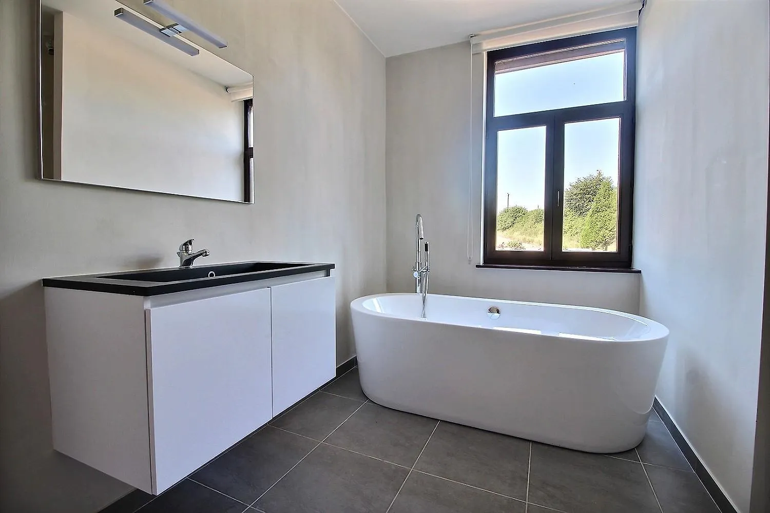 Station 82 C Charleroi-Airport Apartment